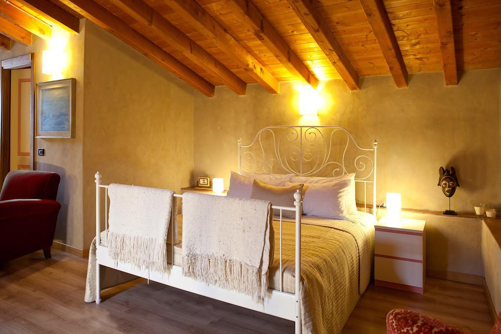 Aparthotel Castello Oldofredi Monte Isola Habitación foto